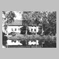 069-0022 Wohnhaus des Molkereibesitzers Soll mit Garten und Teich.jpg